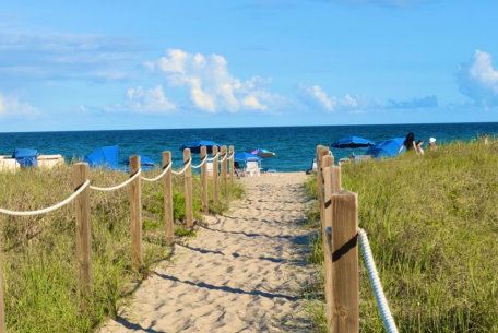 Delray Beach, on the Gold Coast of South Florida, offers beautiful beaches on the Atlantic Ocean. Gift of Life donors who choose to come to the Adelson Collection Center can look forward to beach time during their "donation vacation."