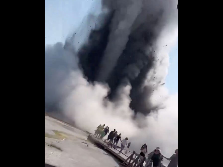 Thermal Pool Explodes At Yellowstone National Park Sending Tourists Running For Their Lives